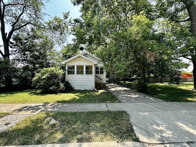 673 Parkway Ave, Elgin, IL 60120 - view of front of property featuring driveway