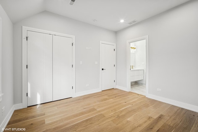 124 Lincoln St, Glenview, IL 60025 - unfurnished bedroom featuring light wood-style flooring, recessed lighting, ensuite bath, a closet, and lofted ceiling
