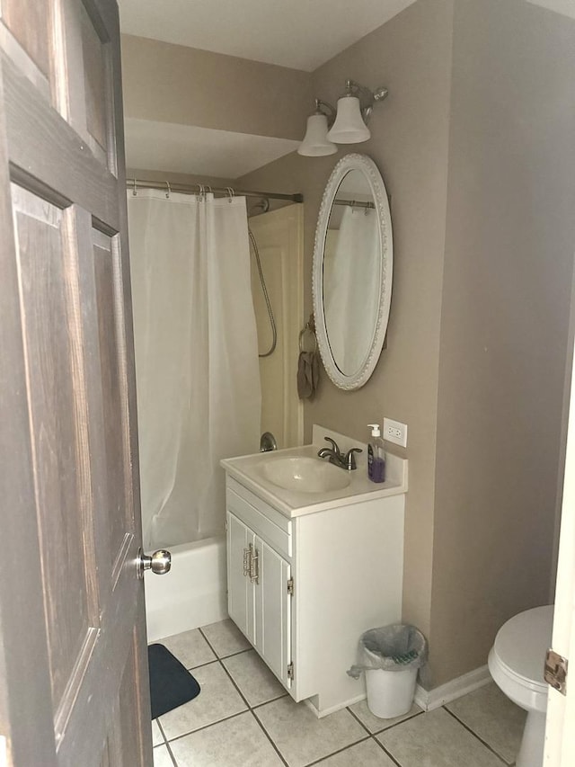 261 S Edison Ave, Elgin, IL 60123 - full bath with tile patterned floors, vanity, and shower / bath combination with curtain