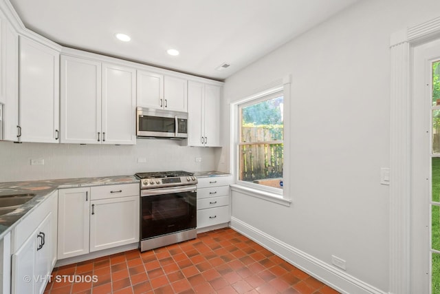 4721 S Woodlawn Ave Unit E, Chicago, IL 60615 - kitchen featuring stainless steel appliances, white cabinetry, decorative backsplash, and recessed lighting