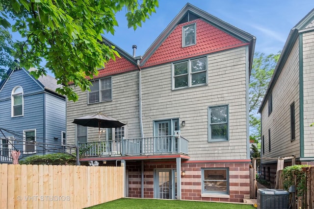 4721 S Woodlawn Ave Unit E, Chicago, IL 60615 - rear view of house with a wooden deck