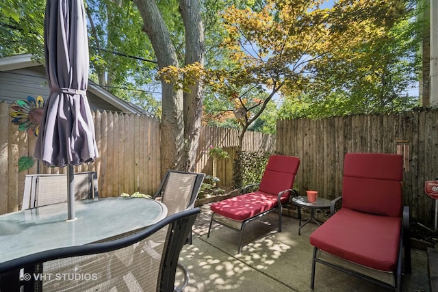 313 Hawthorn Ave Unit F, Glencoe, IL 60022 - fenced backyard featuring a patio area and outdoor dining space