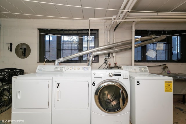 5514 S Woodlawn Ave Unit 406, Chicago, IL 60637 - laundry area featuring independent washer and dryer and concrete block wall