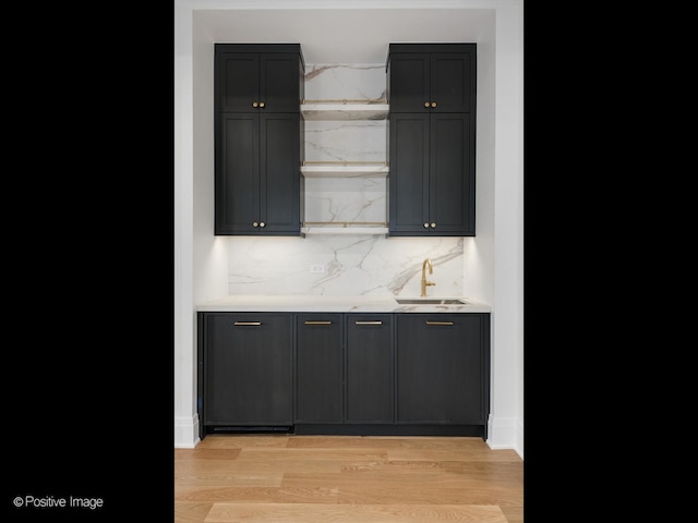 2832 N Racine Ave Unit 2W, Chicago, IL 60657 - bar with light wood-type flooring and backsplash