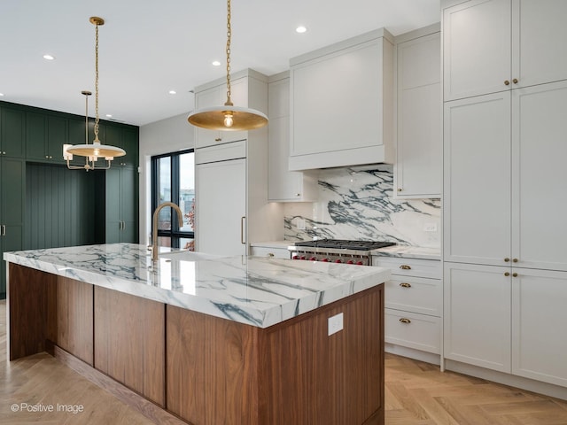 2832 N Racine Ave Unit 2W, Chicago, IL 60657 - kitchen featuring recessed lighting, a chandelier, tasteful backsplash, an island with sink, and white cabinets