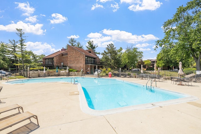 14515 Central Ct Unit Ph1, Oak Forest, IL 60452 - community pool with a patio area