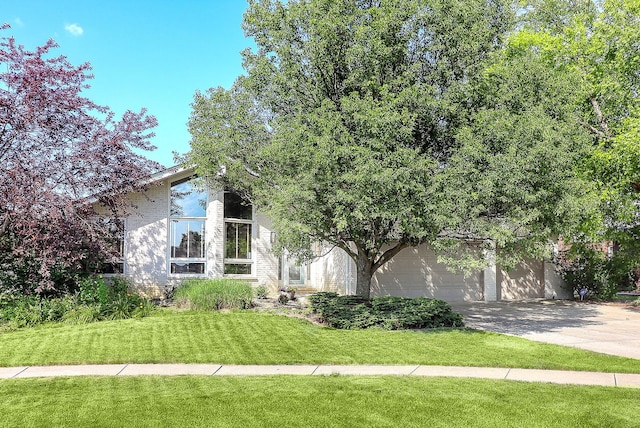 8124 Glenbrook Pl, Tinley Park, IL 60487 - view of front of home featuring concrete driveway and a front lawn
