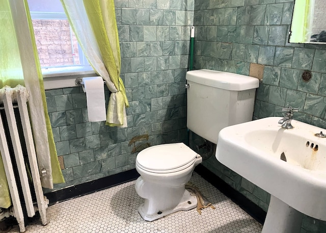 108 W 81st St, Chicago, IL 60620 - bathroom with tile walls