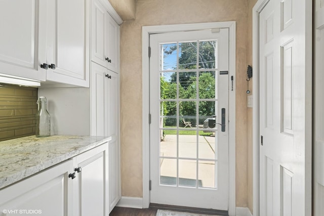 401 S Carlyle Pl, Arlington Heights, IL 60004 - entryway with baseboards