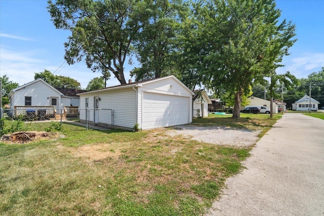 710 W Walnut St, Bloomington, IL 61701 - view of yard featuring a garage and an outbuilding