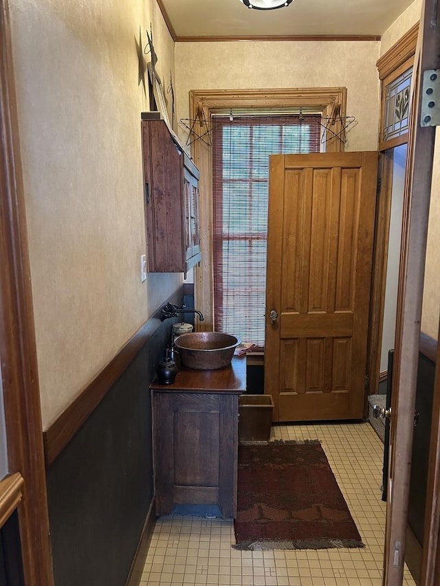 7246 N Oleander Ave, Chicago, IL 60631 - foyer entrance with a textured wall and light tile patterned flooring