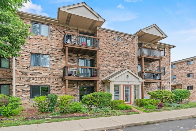 2215 Nichols Rd Unit B, Arlington Heights, IL 60004 - view of apartment building / complex