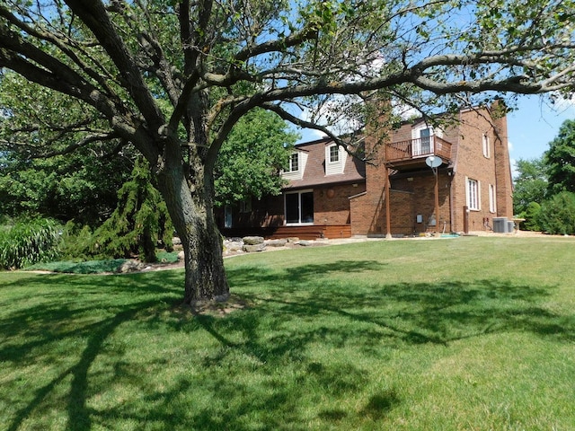 10766 E 7000n Rd, Grant Park, IL 60940 - view of green lawn featuring a balcony