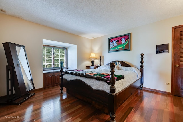 10766 E 7000n Rd, Grant Park, IL 60940 - bedroom with dark wood-type flooring and a textured ceiling