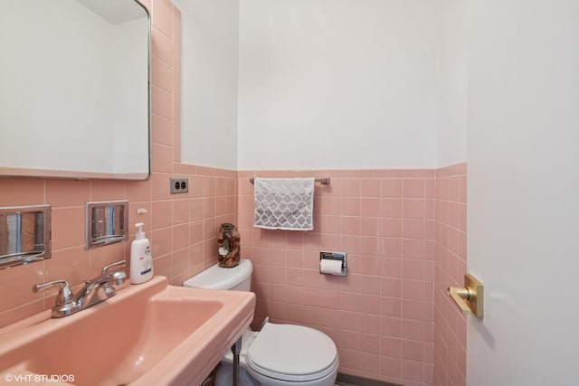 1 E Milburn Ave, Mount Prospect, IL 60056 - bathroom with tile walls