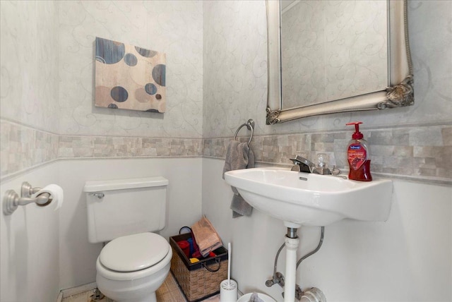 25316 E 1100 N Rd, Downs, IL 61736 - bathroom with tile walls and a wainscoted wall