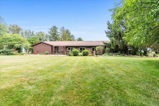 25316 E 1100 N Rd, Downs, IL 61736 - view of front of property featuring a front lawn