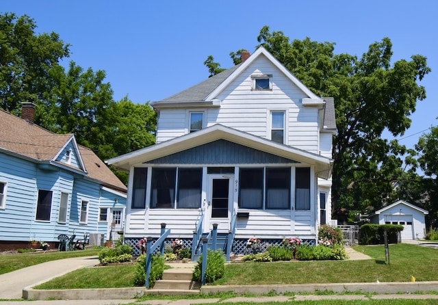 915 W Olive St, Bloomington, IL 61701 - view of front of property with a sunroom and a front lawn