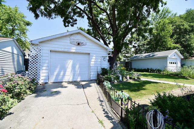 915 W Olive St, Bloomington, IL 61701 - detached garage featuring concrete driveway