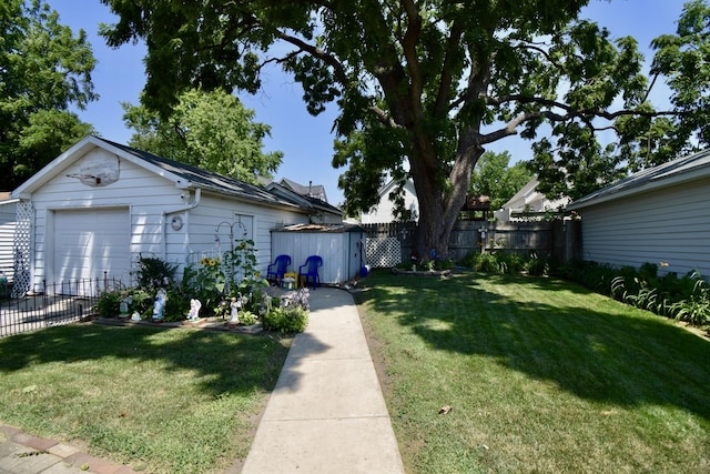 915 W Olive St, Bloomington, IL 61701 - view of yard featuring an outbuilding