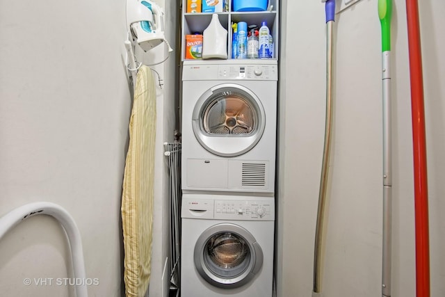 3800 N Lake Shore Dr Unit 1B, Chicago, IL 60613 - washroom featuring stacked washer / drying machine
