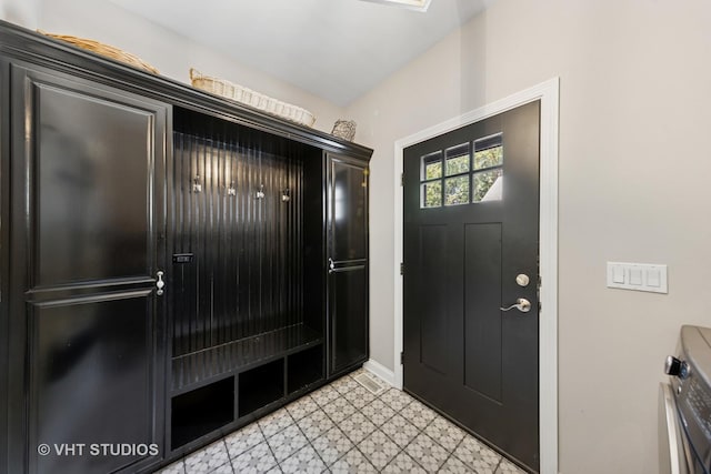 128 W Windsor Ave, Lombard, IL 60148 - foyer entrance with baseboards
