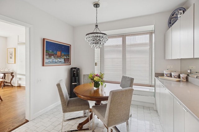161 E Chicago Ave Unit 29De, Chicago, IL 60611 - dining space with a chandelier and baseboards