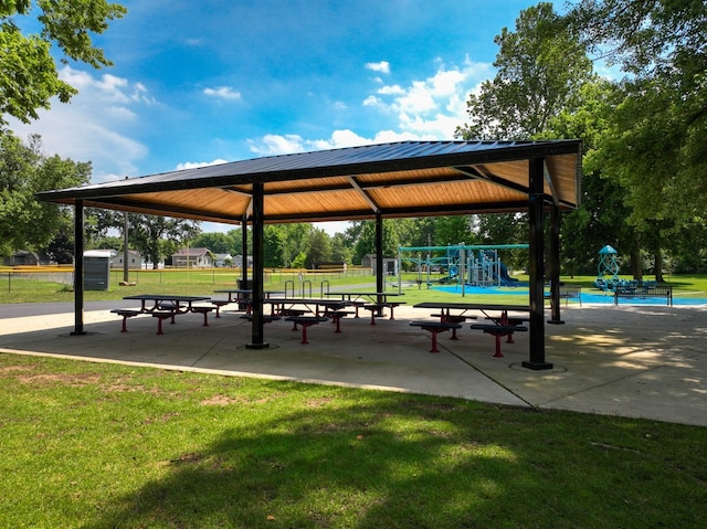 511 Crystal Ave, South Elgin, IL 60177 - surrounding community with a gazebo and a yard