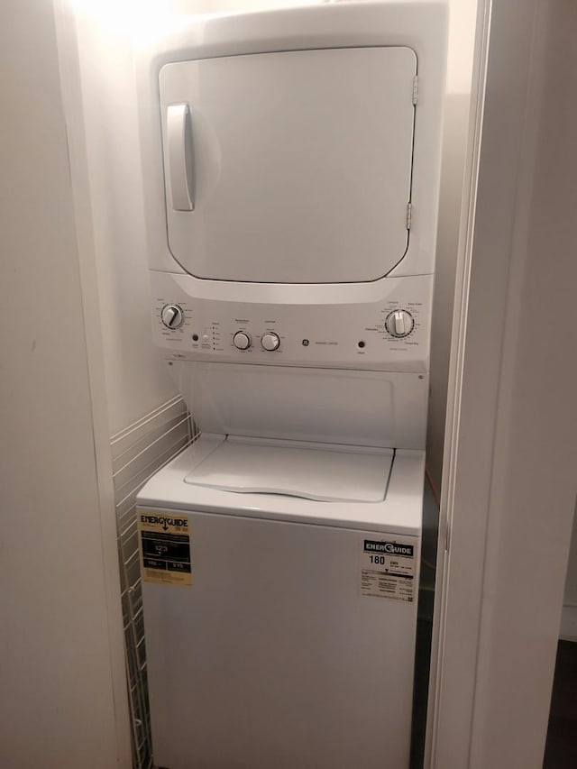3321 N Sheffield Ave Unit 4, Chicago, IL 60657 - laundry room with stacked washer / drying machine