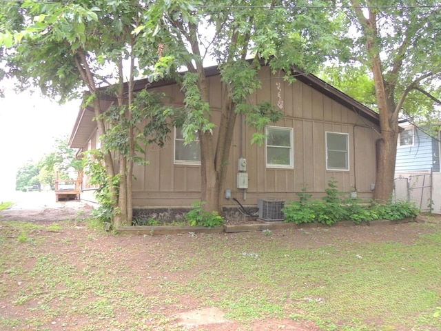 1025 S Ardmore Ave, Villa Park, IL 60181 - view of front of home with board and batten siding