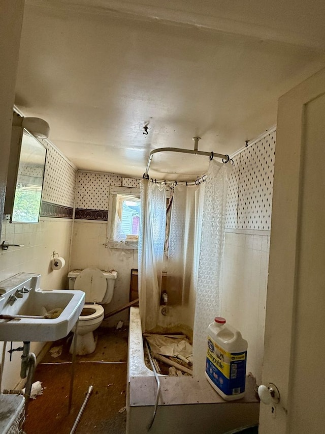 121 S Elm St, Washington, IL 61571 - full bathroom featuring toilet and curtained shower