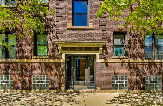 1504 W Roscoe St Unit 1W, Chicago, IL 60657 - photo 1