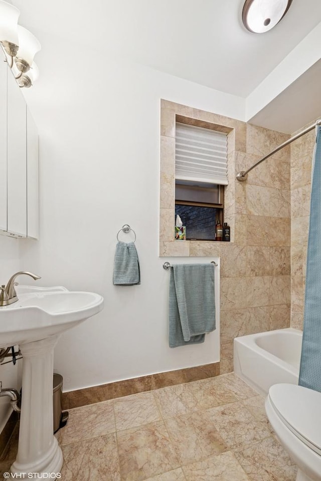 1219 W Lunt Ave Unit 1B, Chicago, IL 60626 - full bath featuring toilet and shower / bath combo with shower curtain