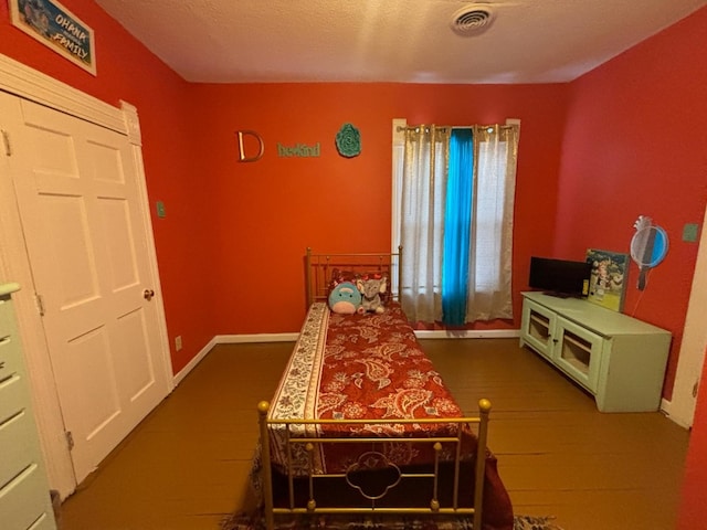 1844 Spruce St, Murphysboro, IL 62966 - bedroom with baseboards