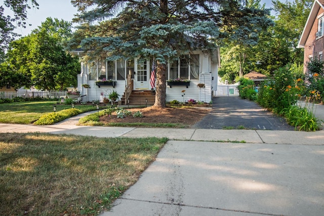 524 E 13th St, Lockport, IL 60441 - bungalow-style house with driveway