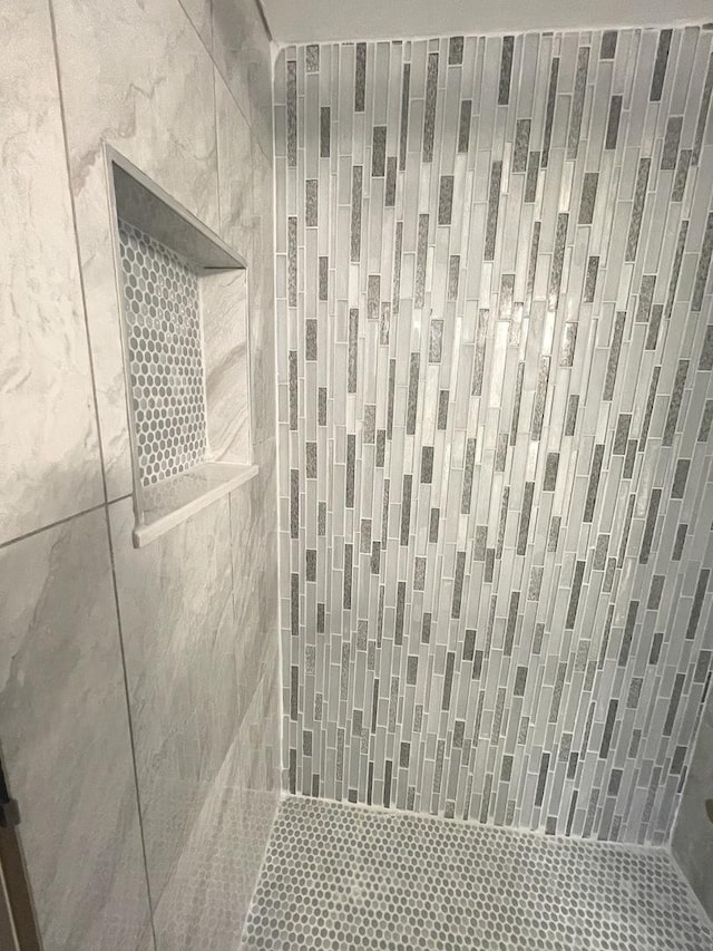 2100 Lloyd Ave, Lombard, IL 60148 - bathroom with a tile shower