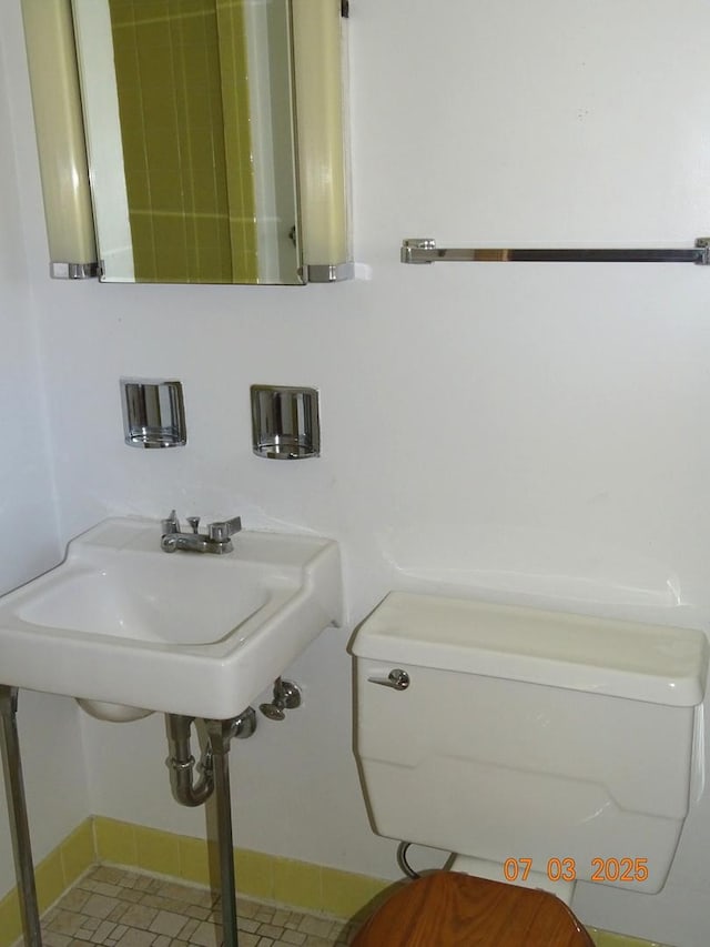 475 Courtesy Ln, Des Plaines, IL 60018 - half bathroom with baseboards