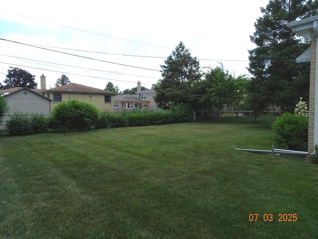 475 Courtesy Ln, Des Plaines, IL 60018 - view of yard