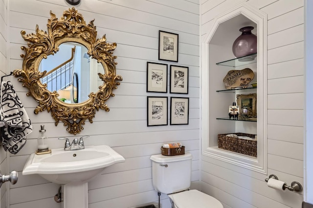 12740 Hawks Bill Ln, Plainfield, IL 60585 - half bath with wood walls