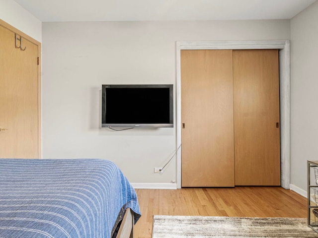922 S School St, Mount Prospect, IL 60056 - bedroom with wood finished floors and baseboards