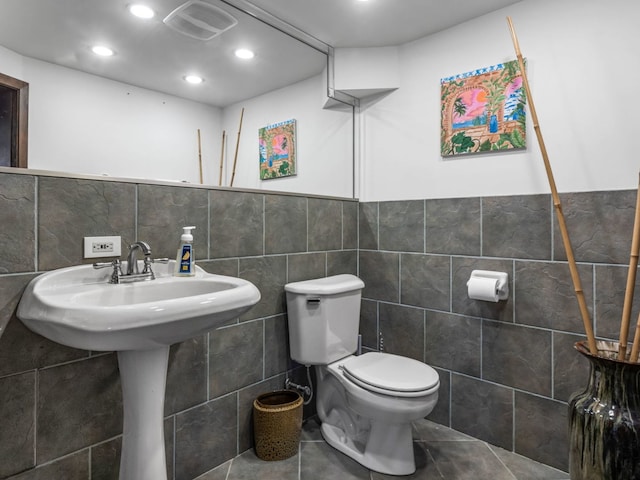 922 S School St, Mount Prospect, IL 60056 - bathroom featuring tile walls, tile patterned flooring, recessed lighting, and wainscoting