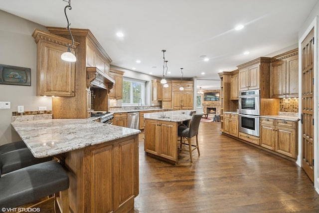 32W634 Oak Lawn Farm Rd, Wayne, IL 60184 - kitchen featuring appliances with stainless steel finishes, a breakfast bar area, a peninsula, recessed lighting, and decorative backsplash