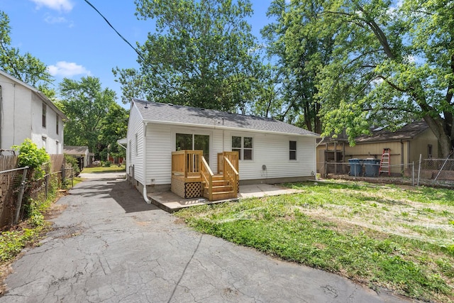 1063 S 8th Ave, Kankakee, IL 60901 - view of front facade featuring driveway