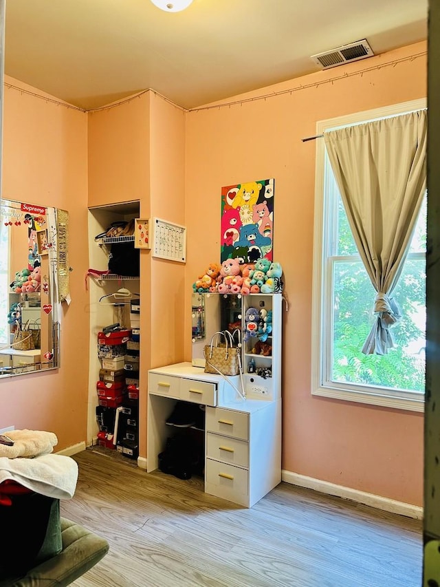 5424 S Winchester Ave, Chicago, IL 60609 - home office featuring light wood-style floors and baseboards
