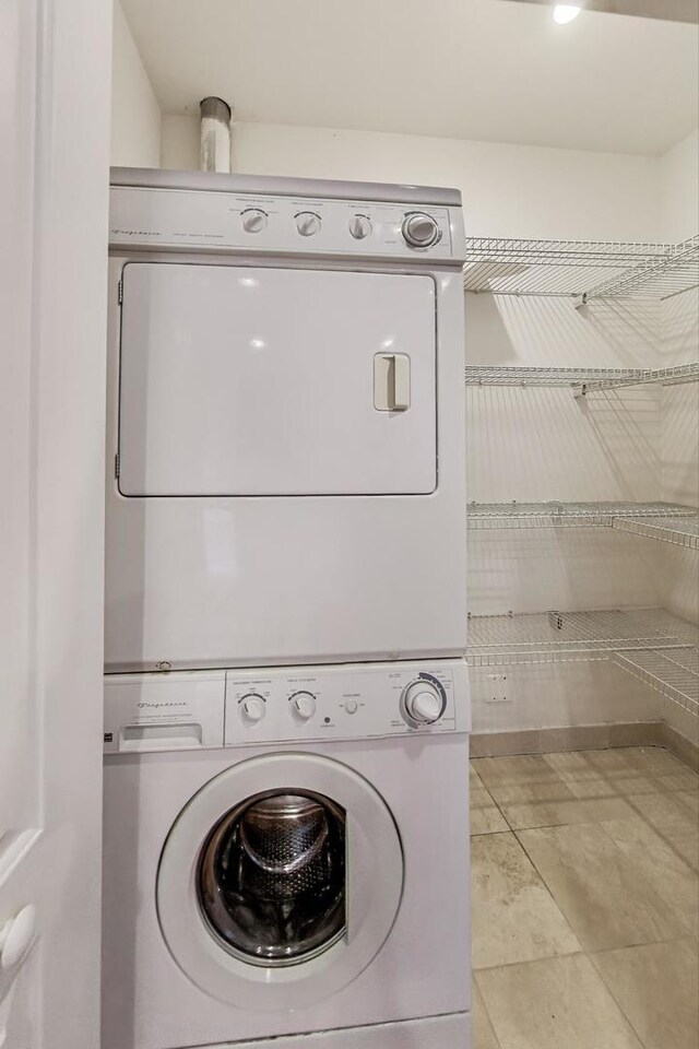 3851 N Kedvale Ave Unit E3, Chicago, IL 60641 - laundry room with stacked washer and clothes dryer