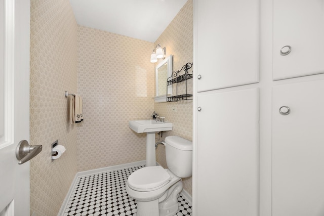 401 Greenwood Rd, Glenview, IL 60025 - bathroom with toilet and wallpapered walls