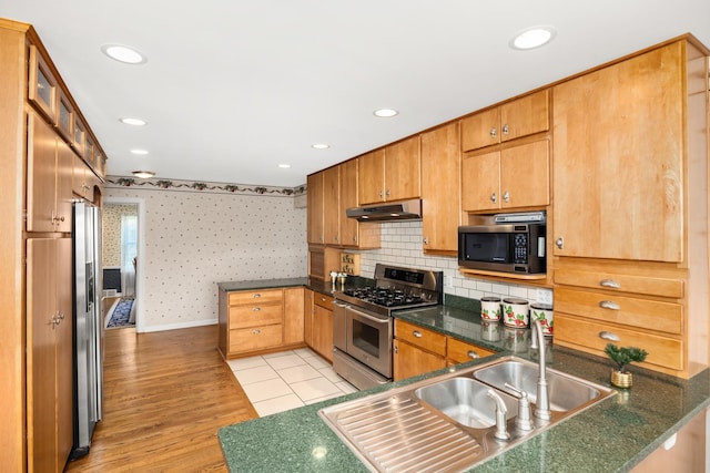 401 Greenwood Rd, Glenview, IL 60025 - kitchen with stainless steel appliances, under cabinet range hood, a peninsula, light wood-type flooring, and wallpapered walls