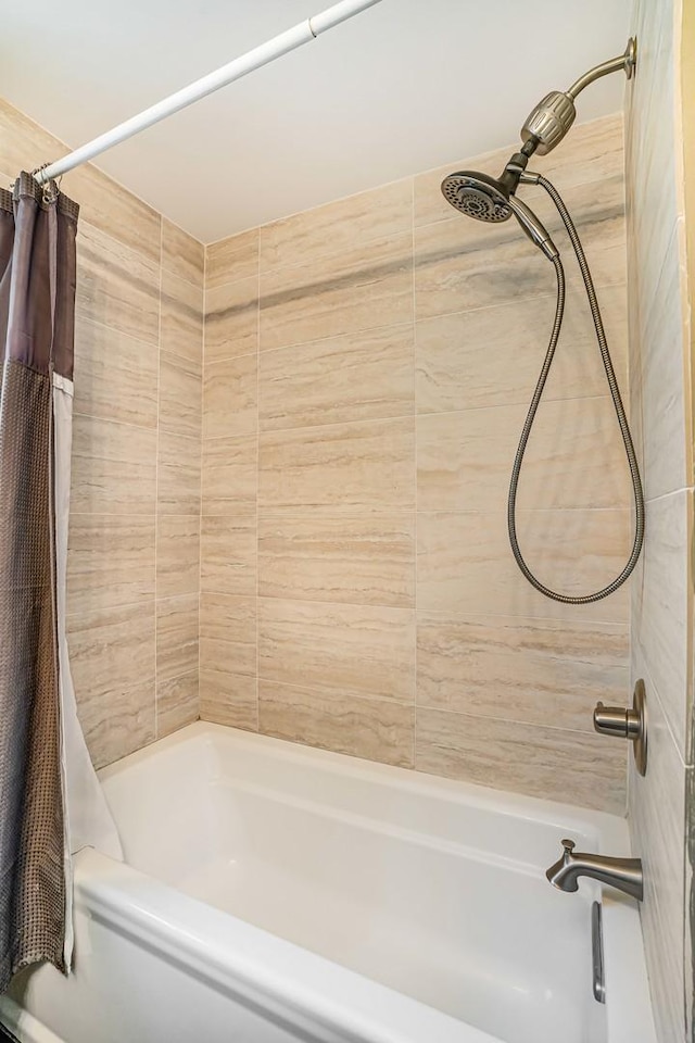 4640 N Kenmore Ave Unit 2S, Chicago, IL 60640 - full bath featuring shower / tub combo with curtain