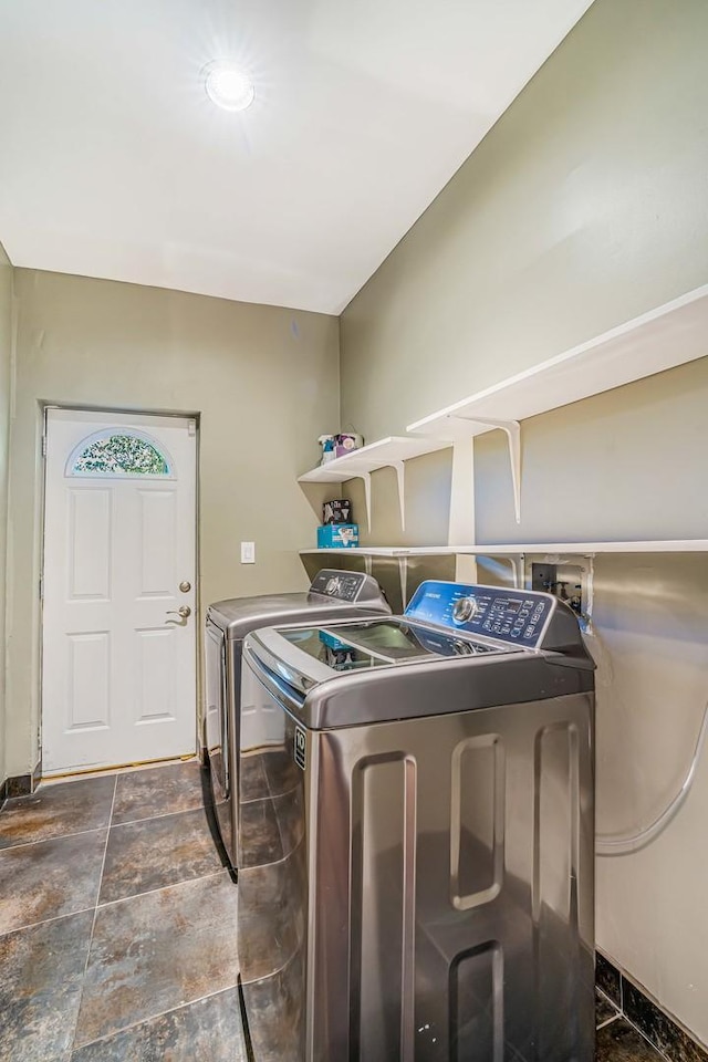 4640 N Kenmore Ave Unit 2S, Chicago, IL 60640 - laundry area with washer and dryer and baseboards