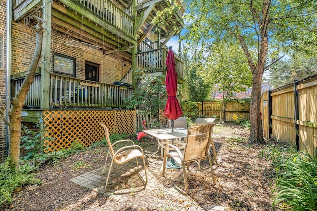 4640 N Kenmore Ave Unit 2S, Chicago, IL 60640 - fenced backyard with outdoor dining area and a patio